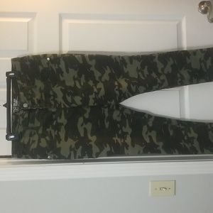 Mid Rise Camo Skinny Size17 NWOT